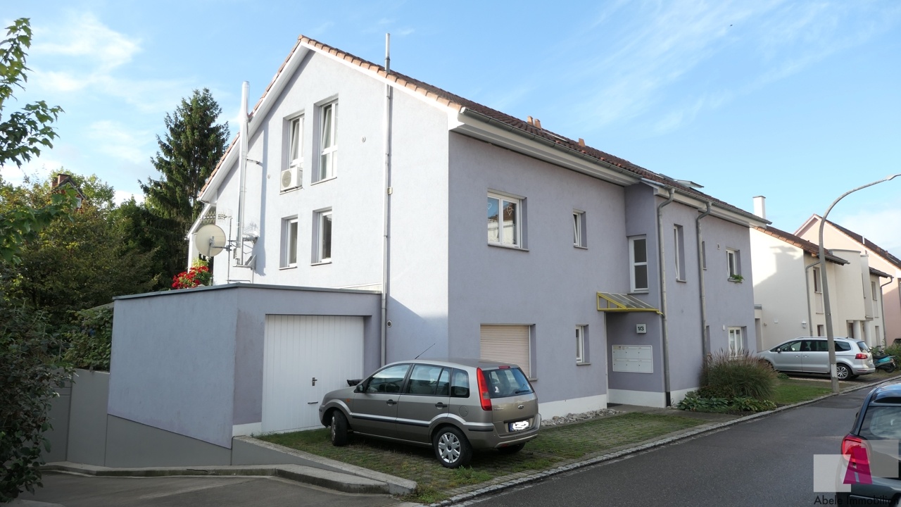 Außenansicht mit Garage
