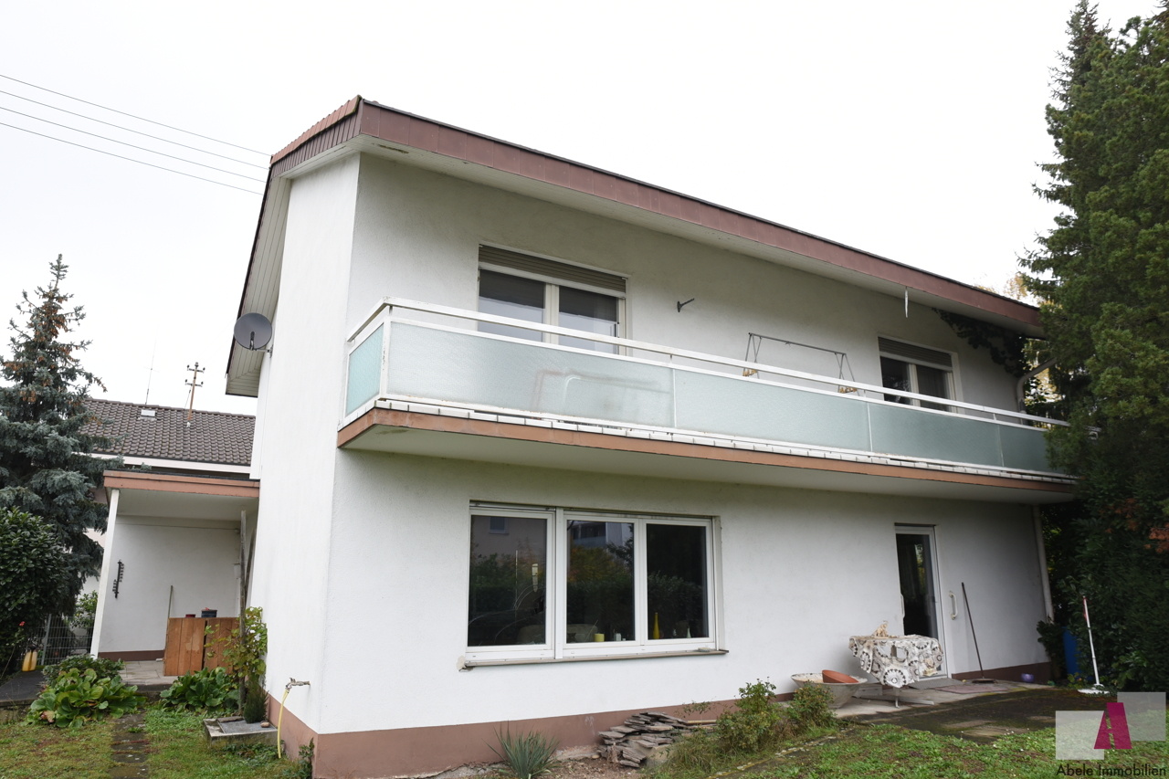 Ansicht vom Garten mit zwei Terrassen und Balkon