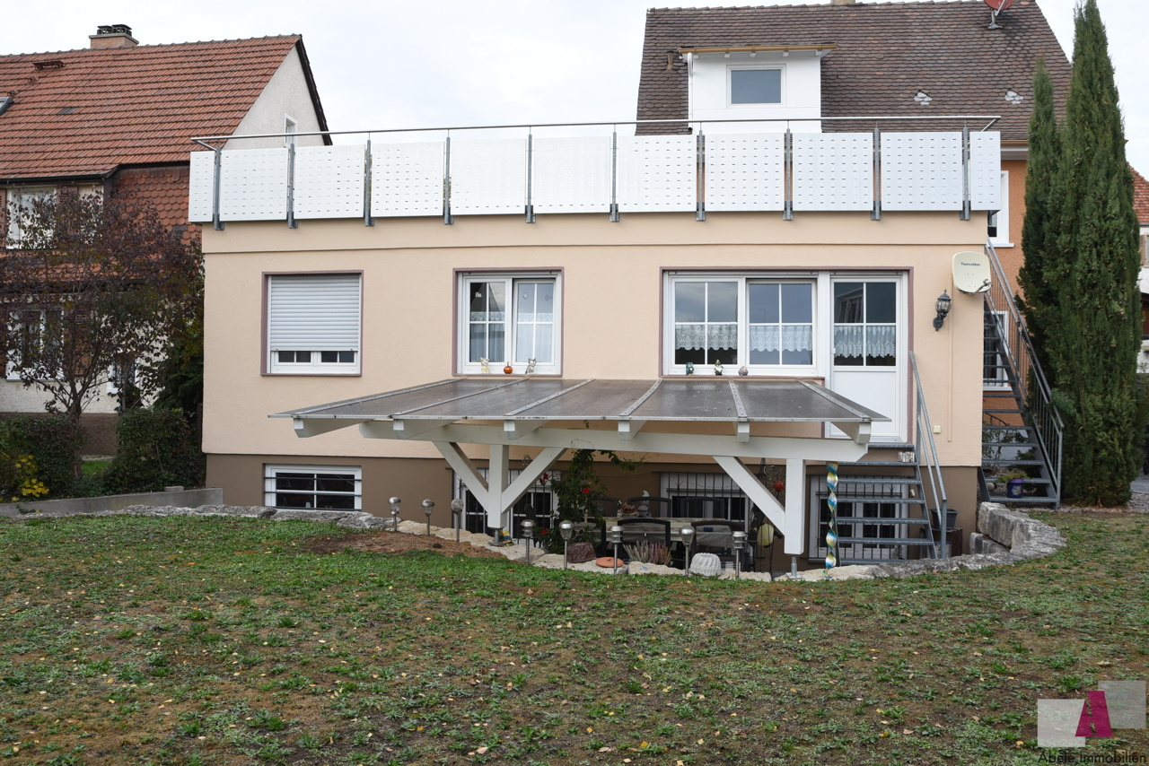 Blick auf Terrasse und Dachterrasse