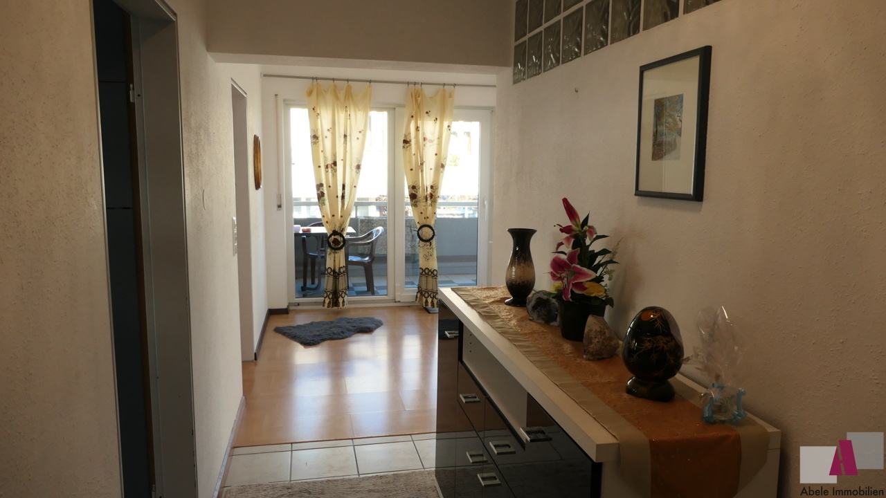 Flur mit Blick zum Wohnzimmer