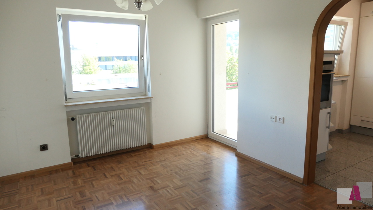 Esszimmer mit Durchgang zur Küche