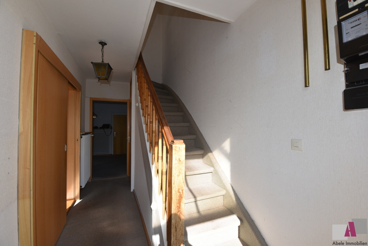 Flur mit Treppe ins OG