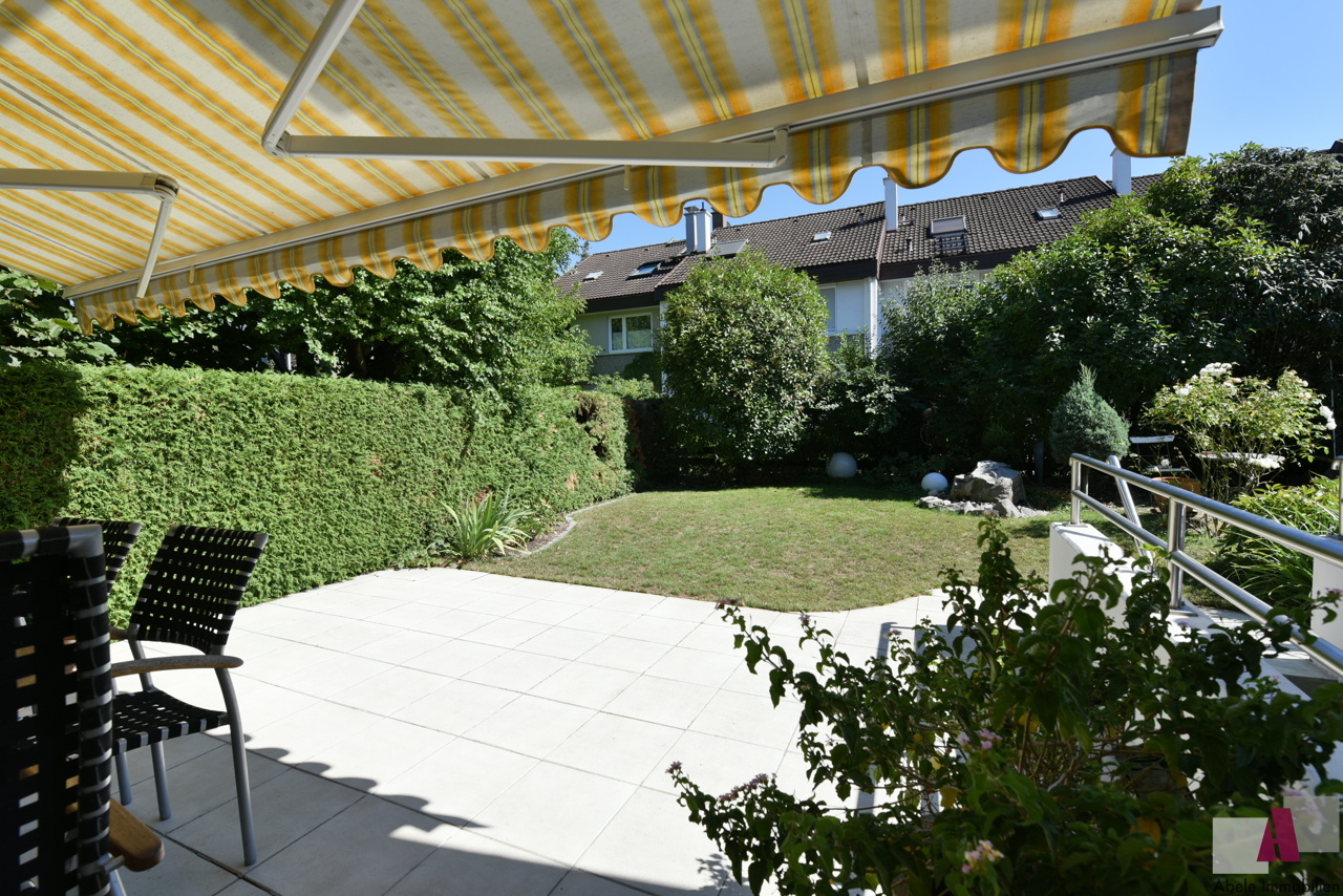 Terrasse mit Blick in den Garten