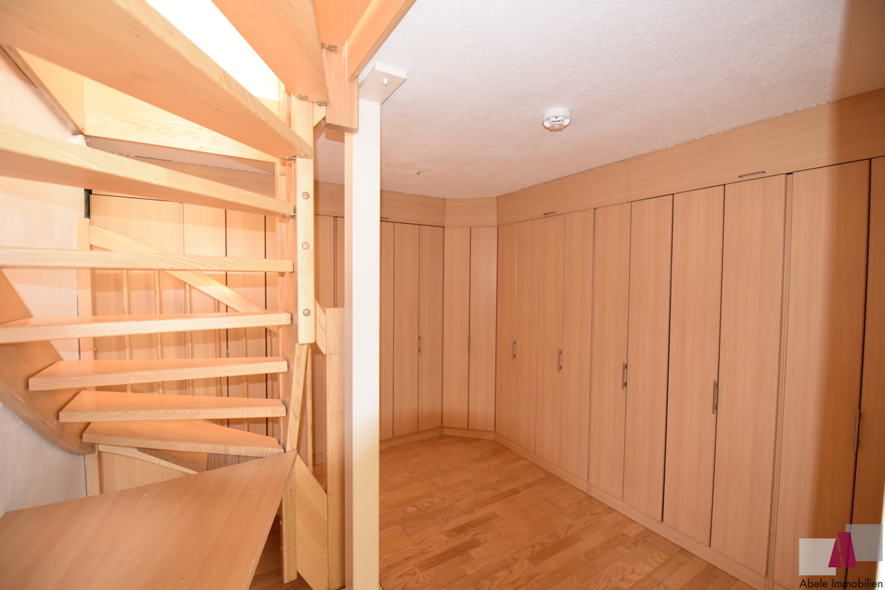Wendeltreppe im UG mit Einbauschränken