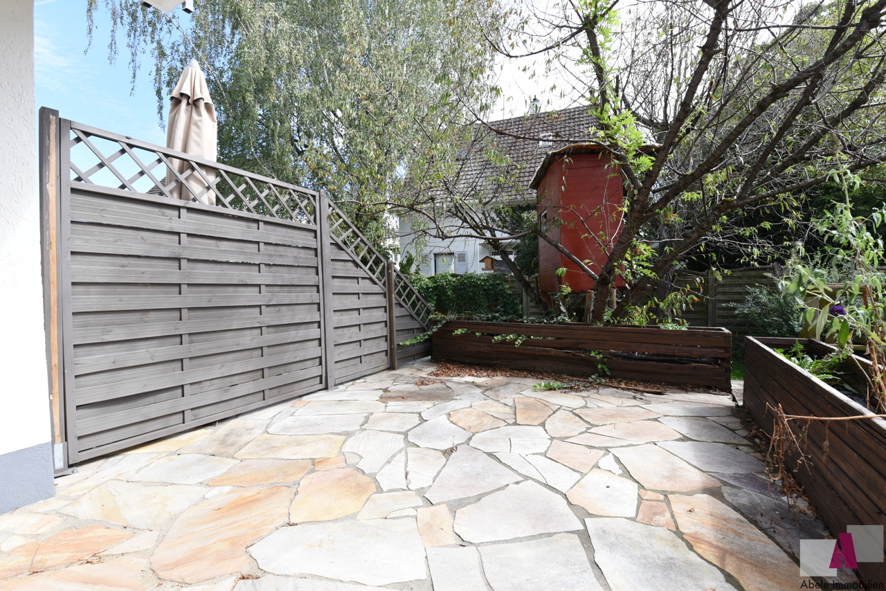 Terrasse mit Blick Richtung Garten