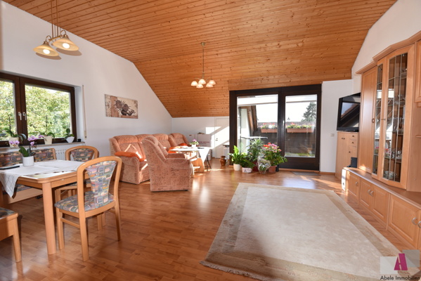 großzügiges Wohnzimmer