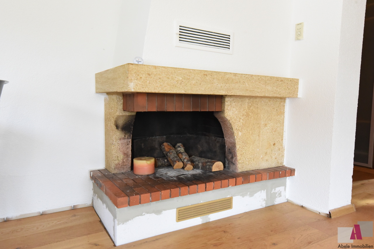 offener Kamin im Wohnzimmer