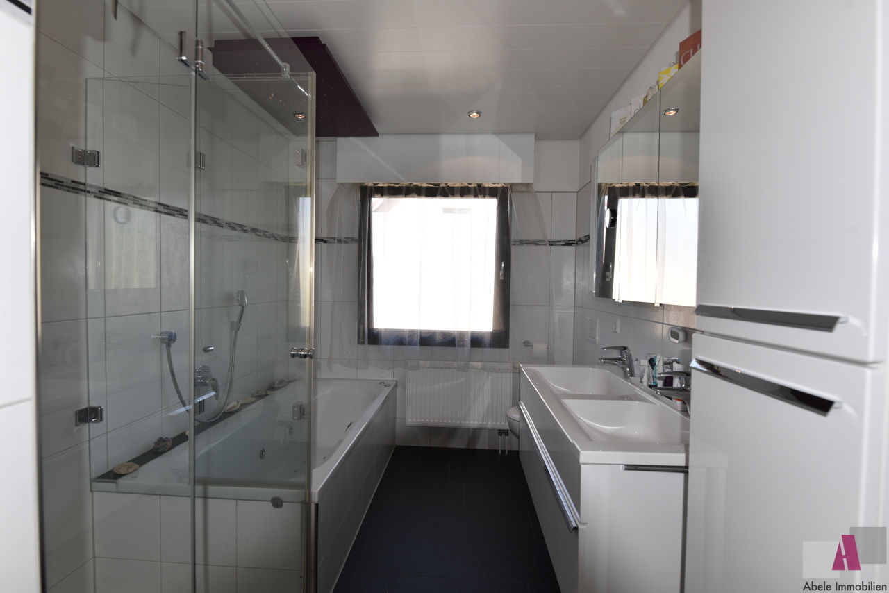 Badezimmer mit Whirlpool