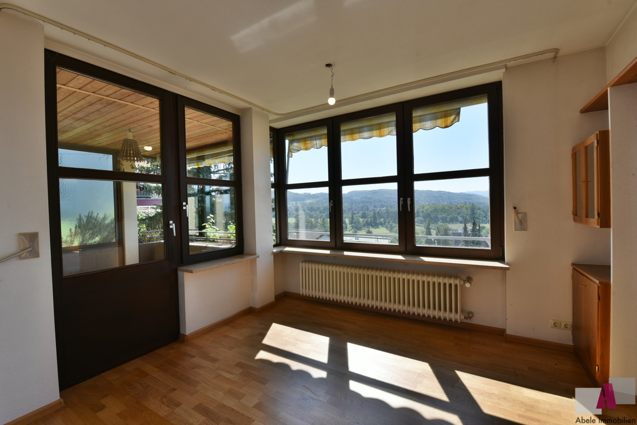 Esszimmer mit Zugang zum Balkon