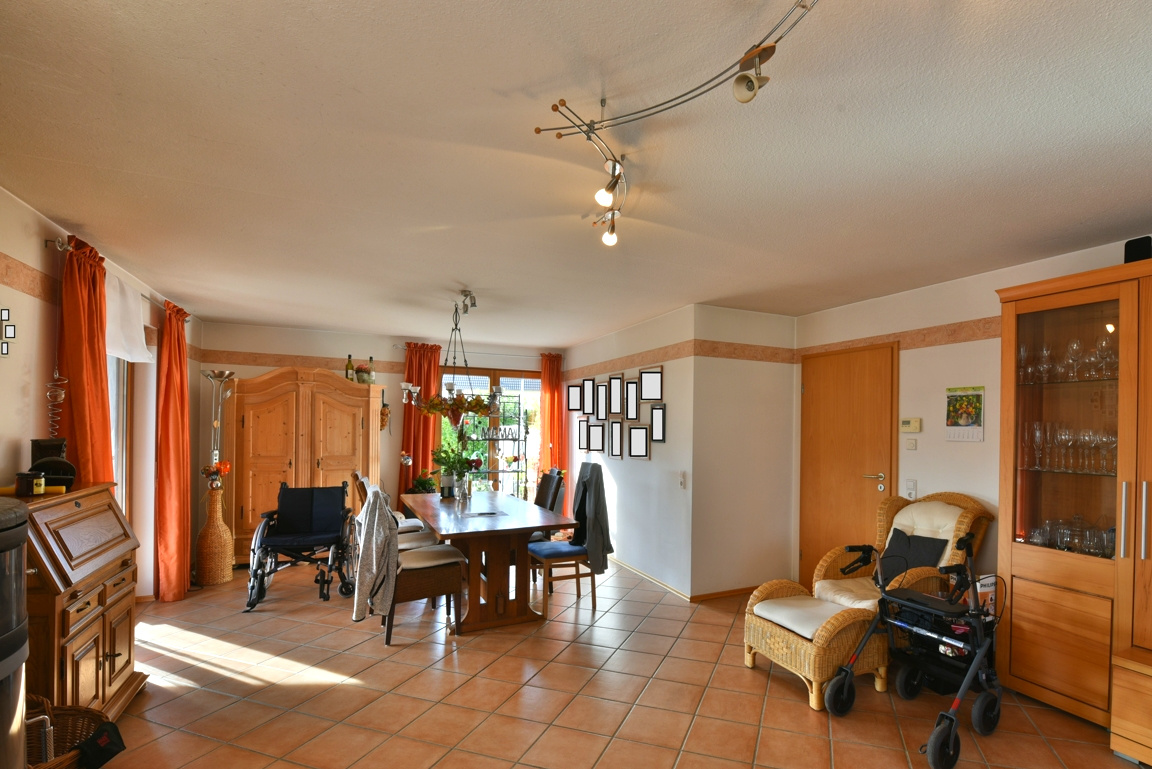 Wohn-Esszimmer mit Blick zum Essbereich EG