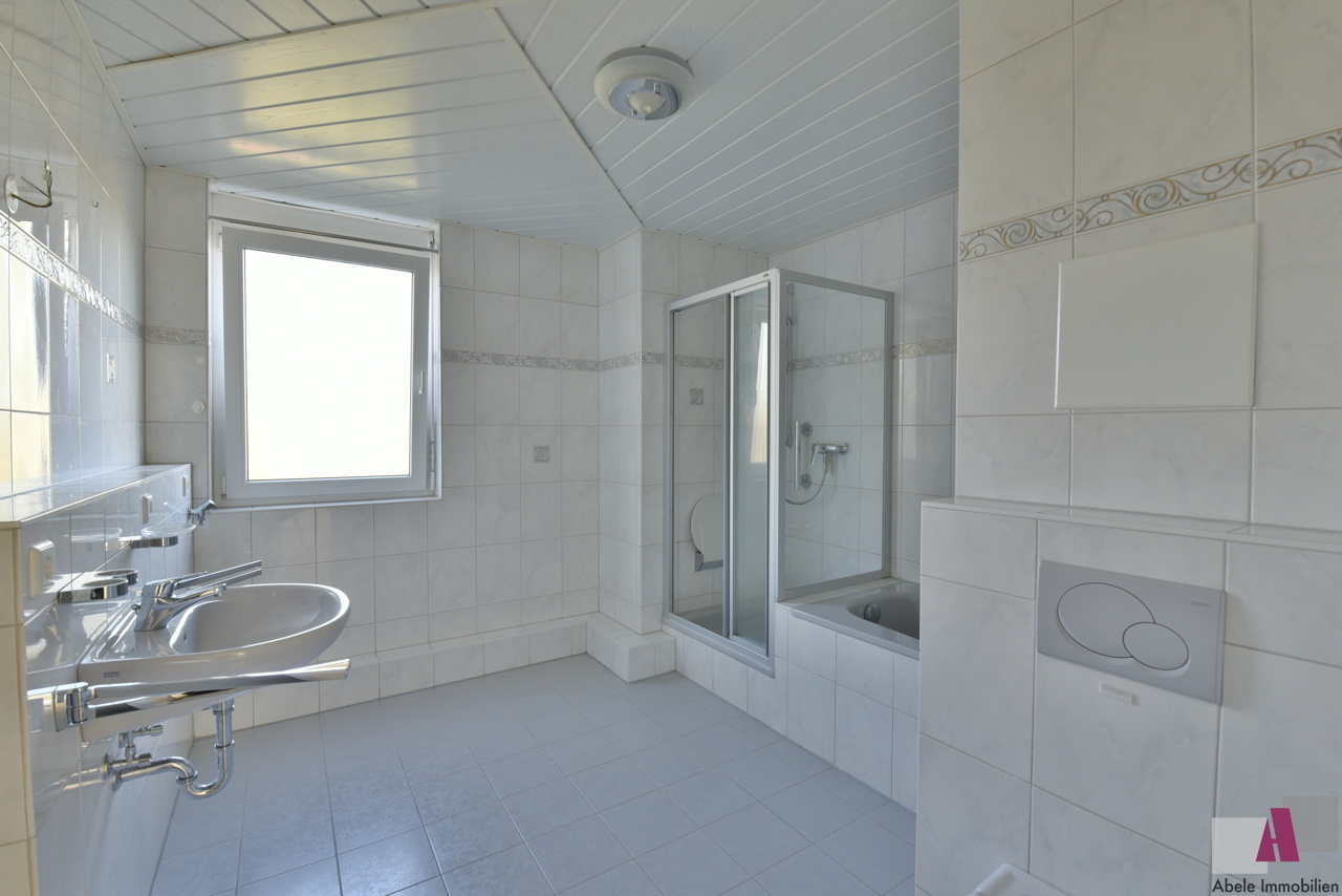 großes und helles Badezimmer