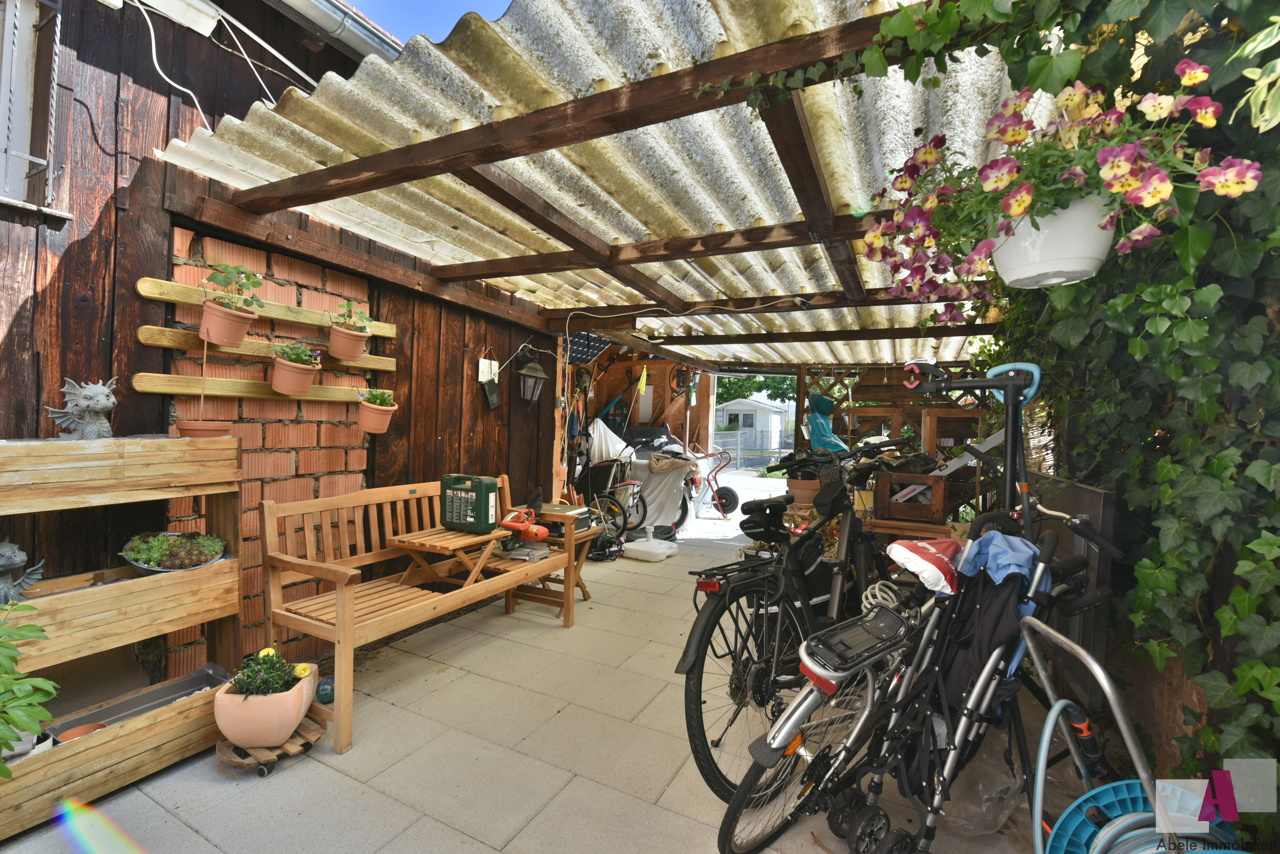 Terrasse mit Wellblech überdacht