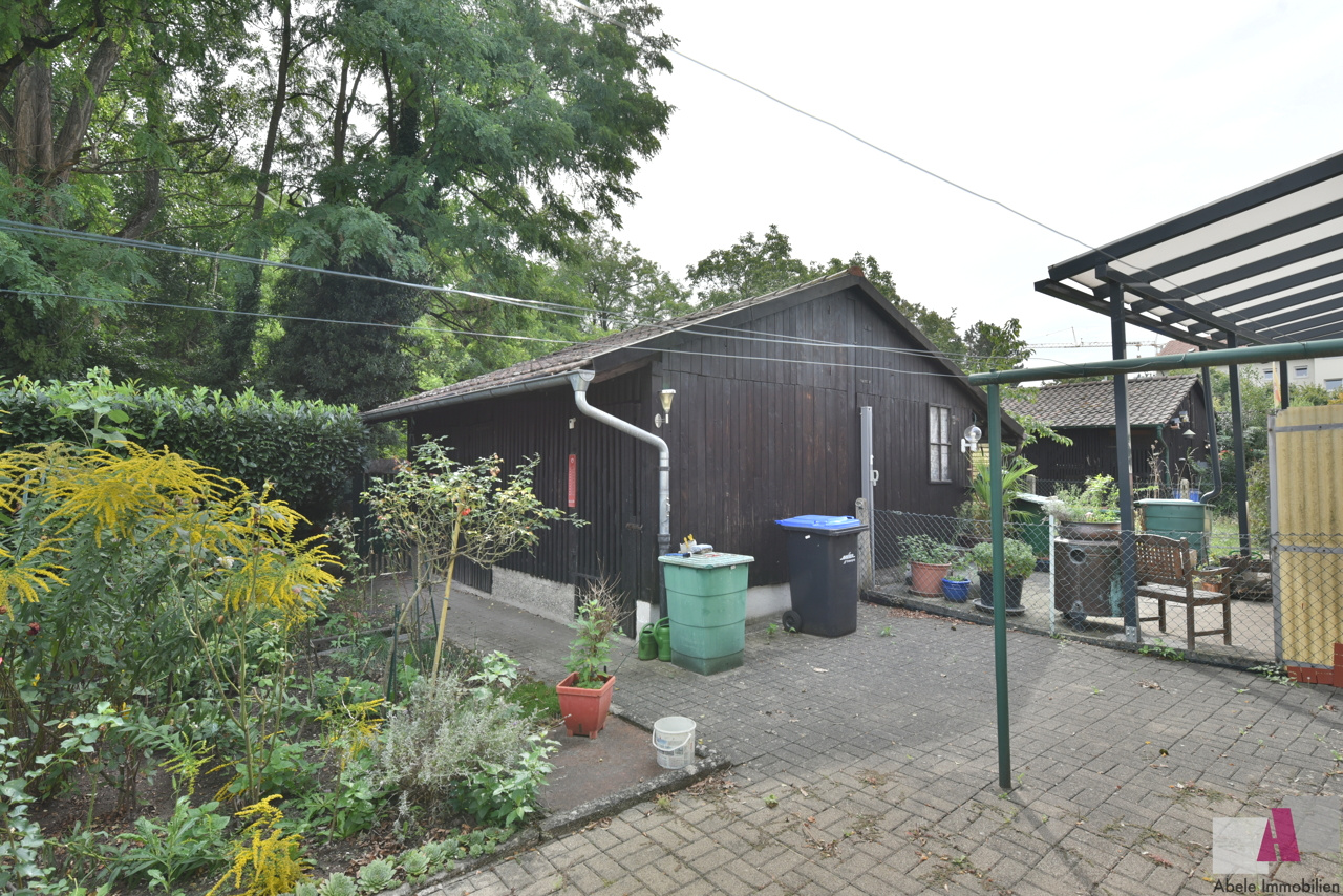 Garten mit Gartenschuppen