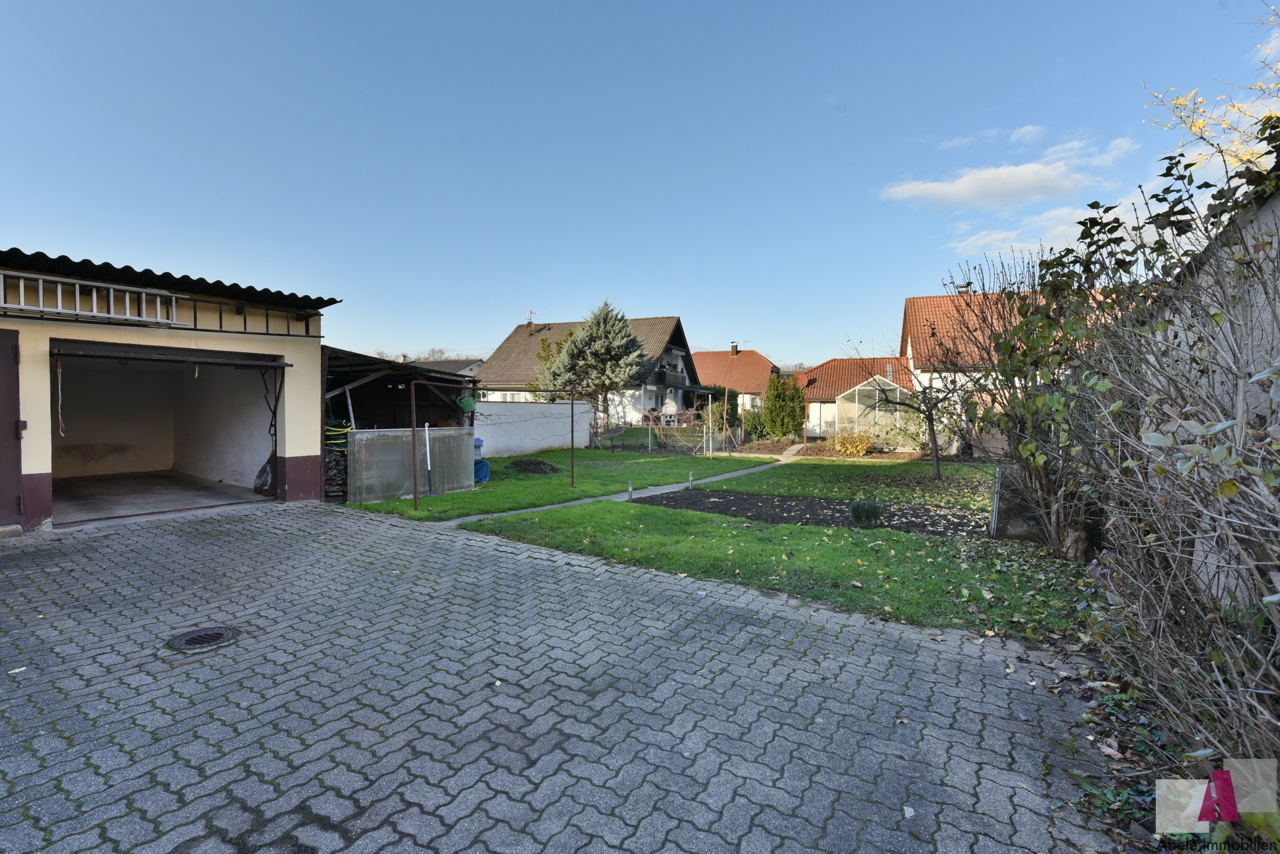 Garage und Blick in den Garten