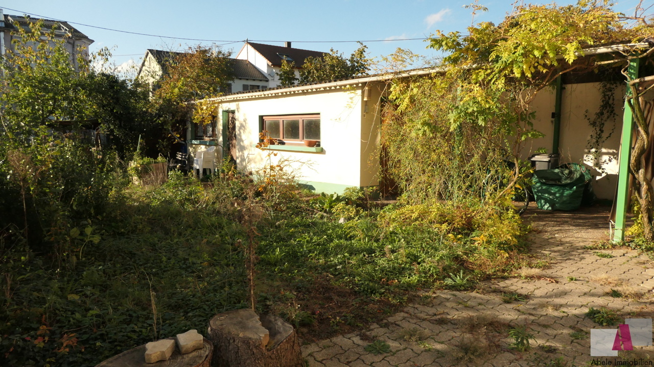 Blick vom Haus zur Garage