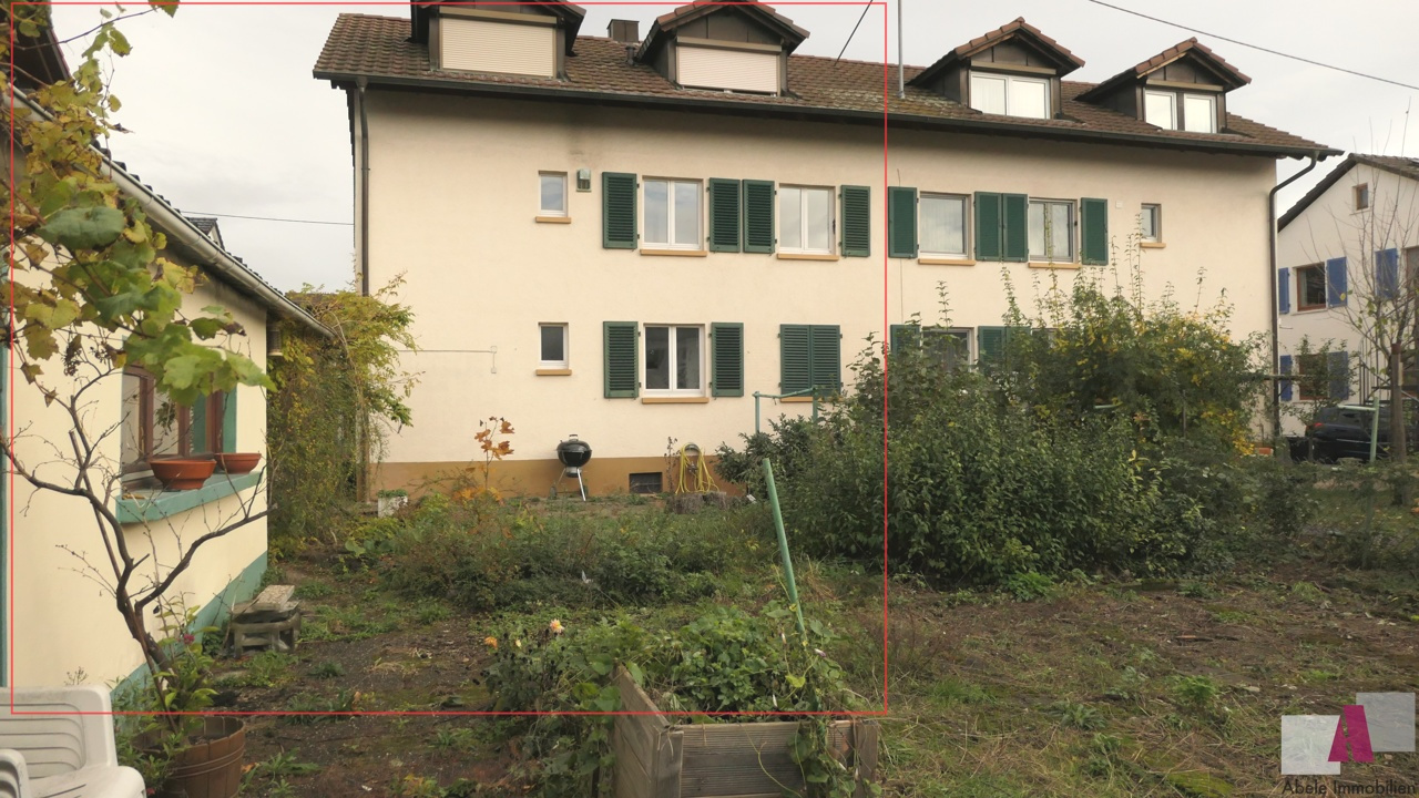 Haus- und Garagenansicht vom Garten