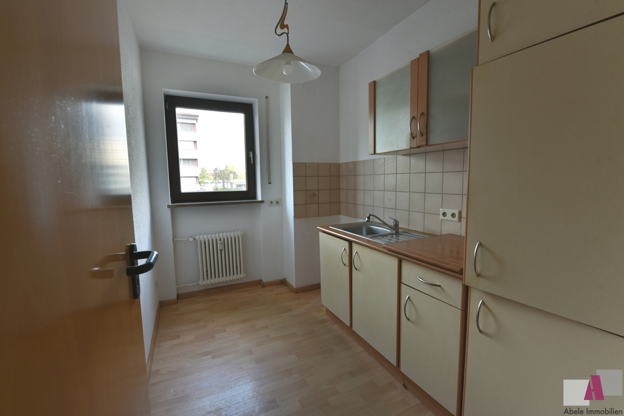 separate Küche mit kleiner Einbauküche