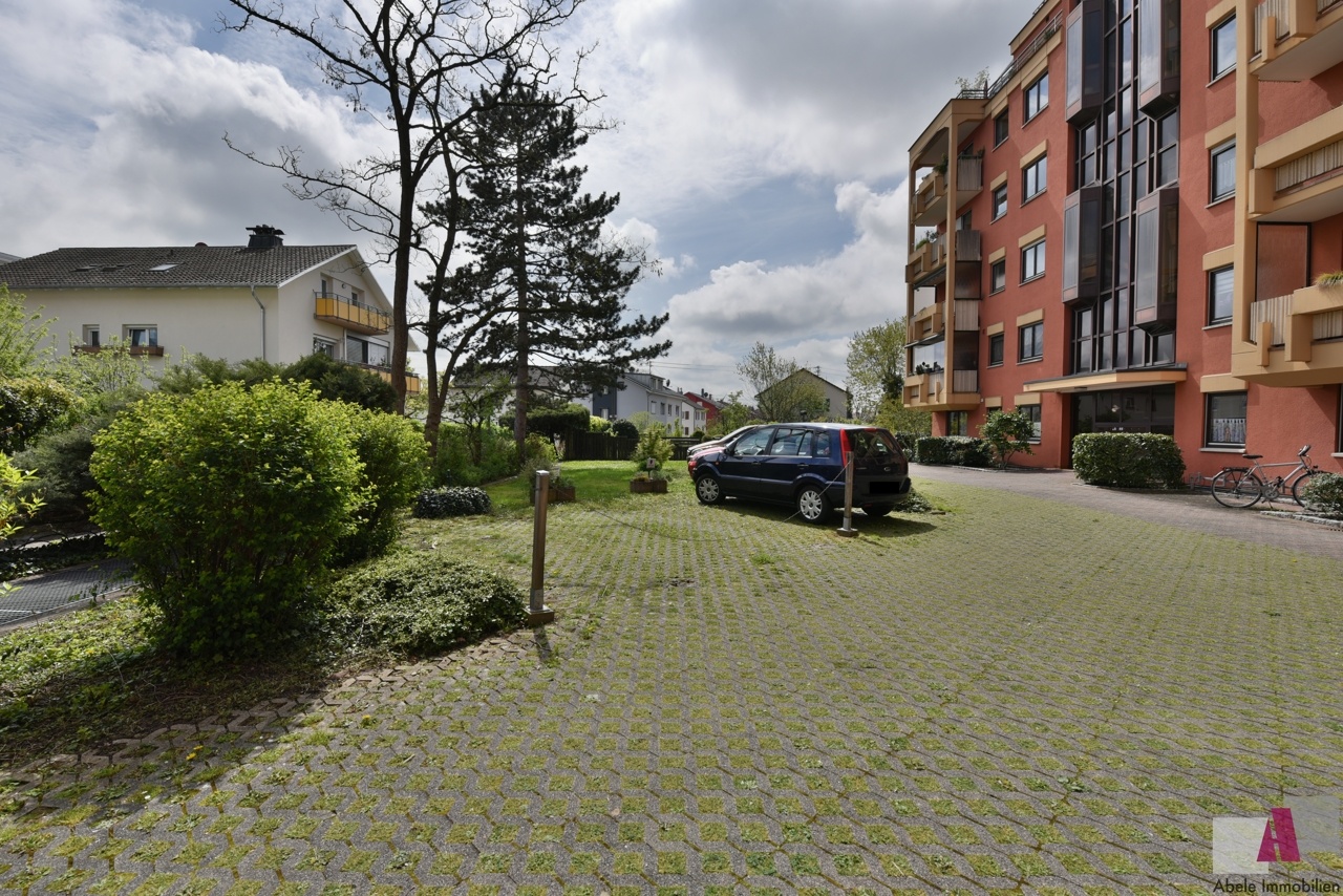 Innenhof mit PKW-Stellplatz
