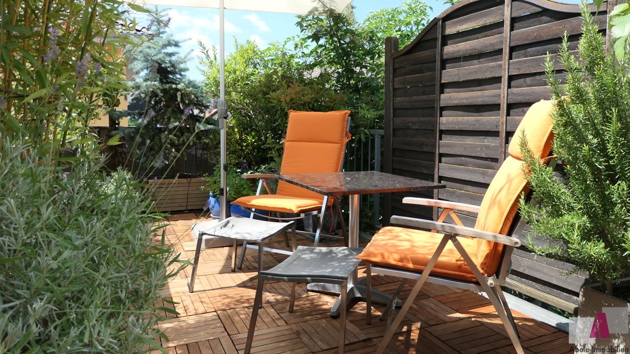 Dachterrasse mit verschiedenen Sitzmöglichkeiten