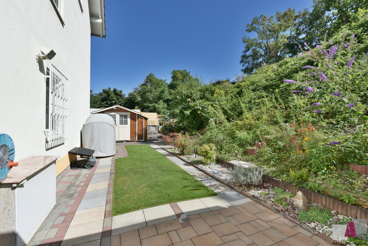 Garten neben dem Haus