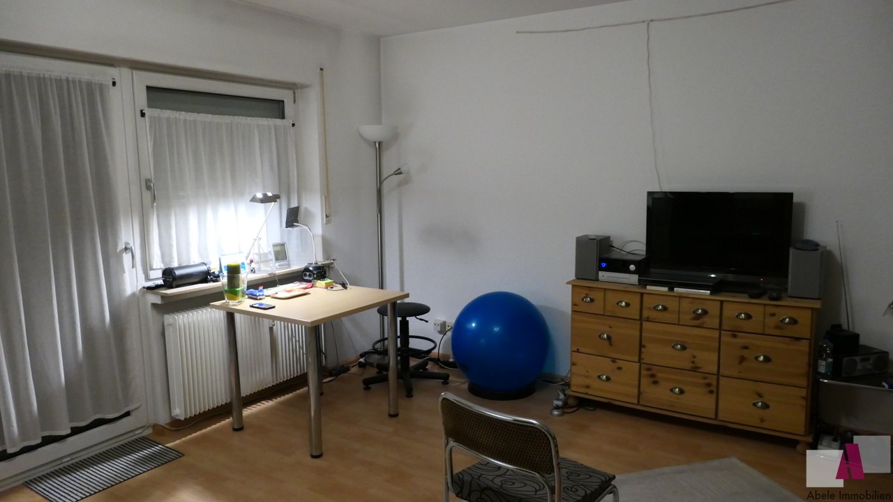 Wohnzimmer mit Blick zum Balkon