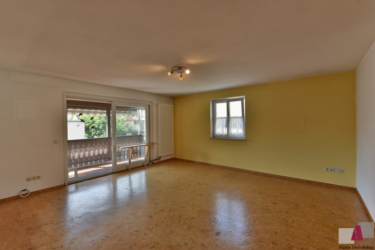 Wohnzimmer mit Blick zum Balkon