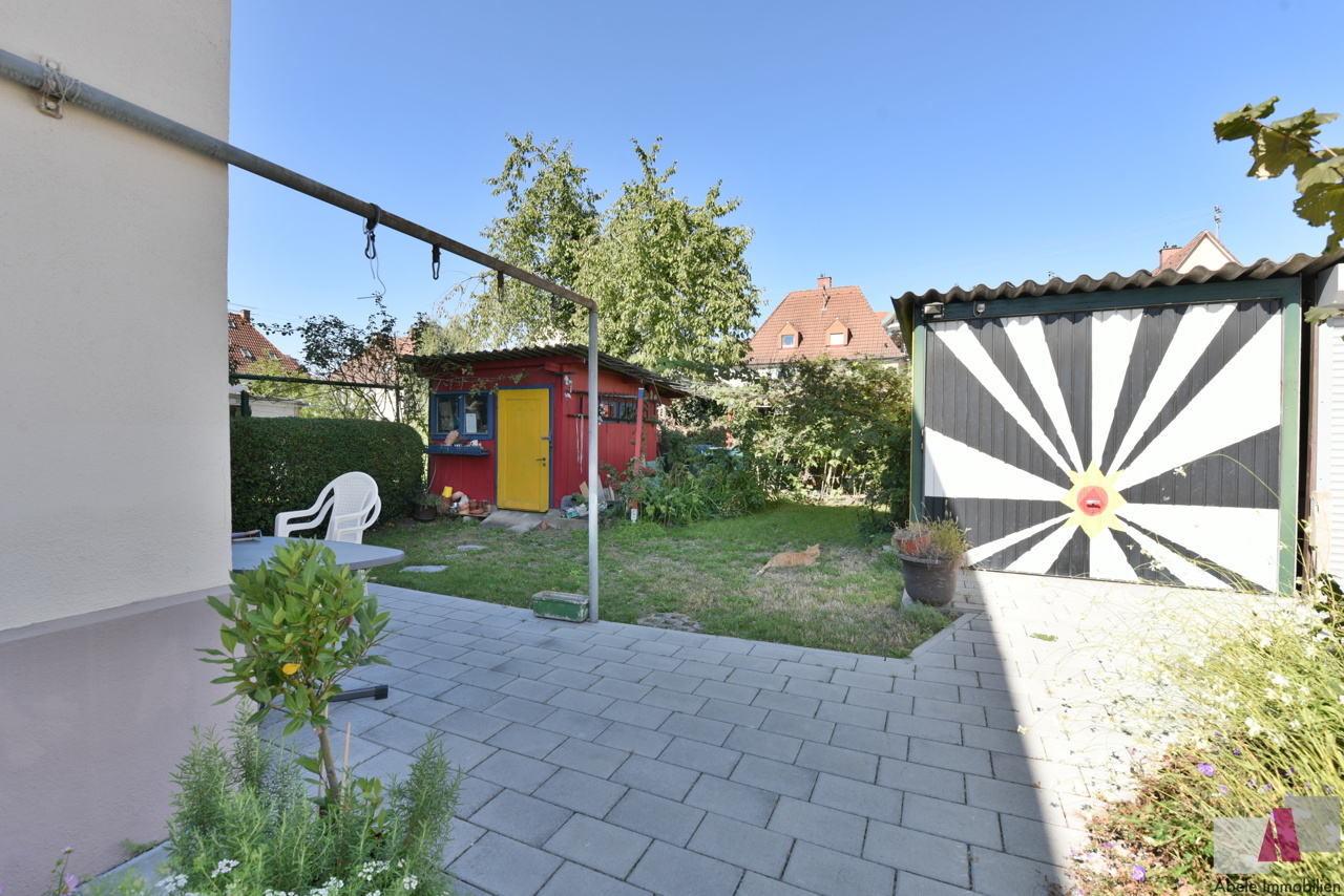 Blick zur Garage und Gartenhaus