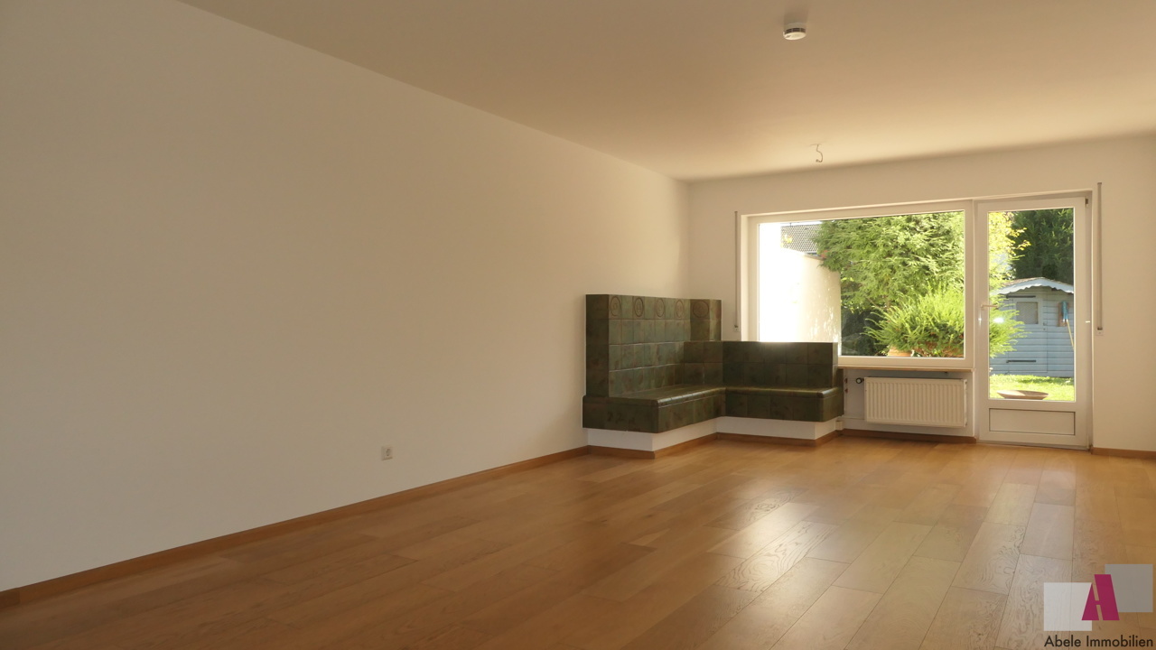 Wohnzimmer mit Blick zum Kachelofen
