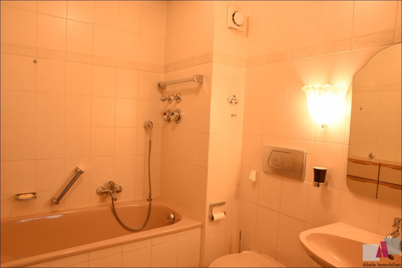 Badezimmer mit Badewanne