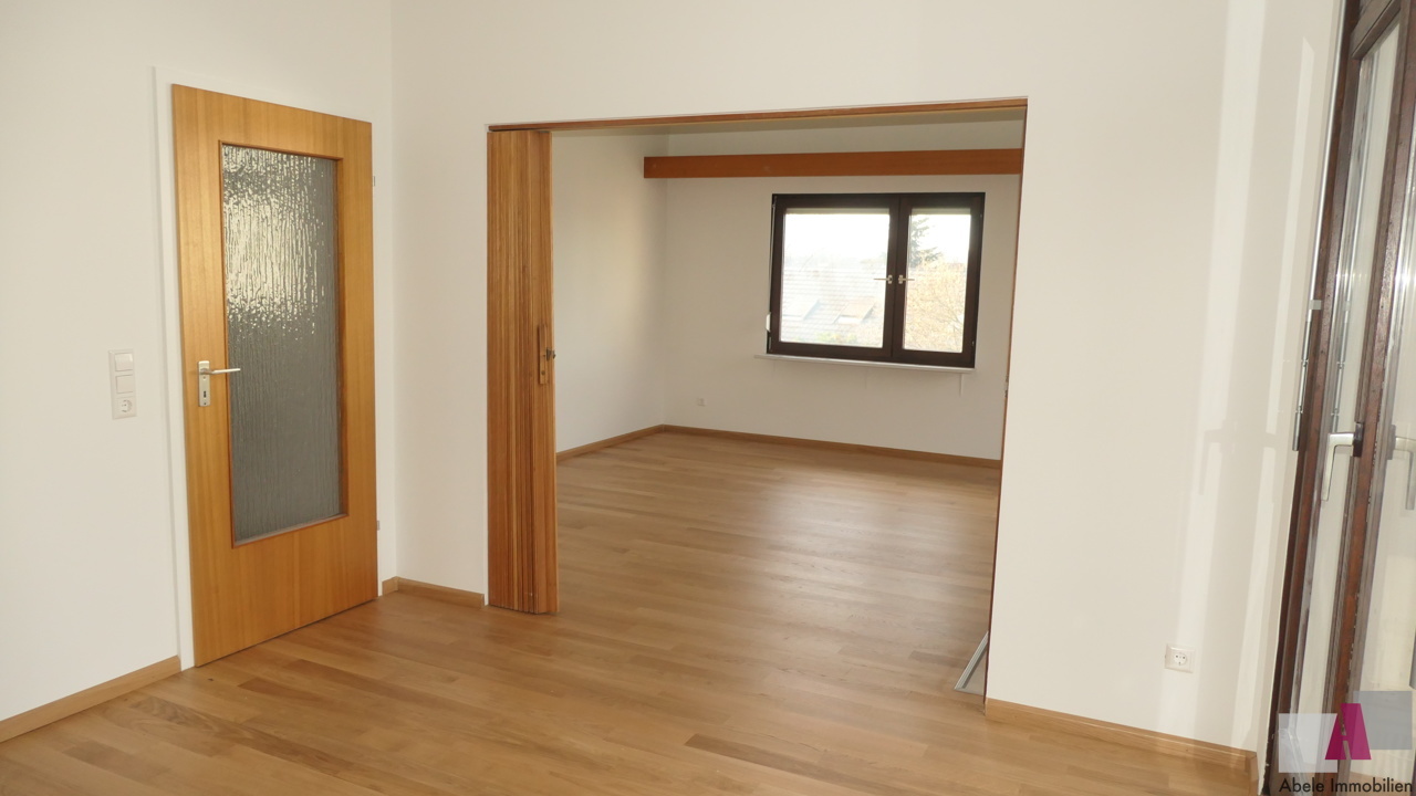 Essbereich mit Blick ins Wohnzimmer
