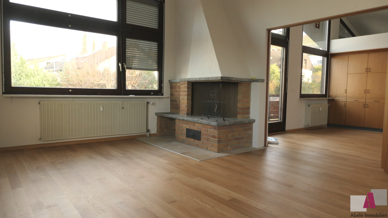 Wohnzimmer mit offenem Kamin