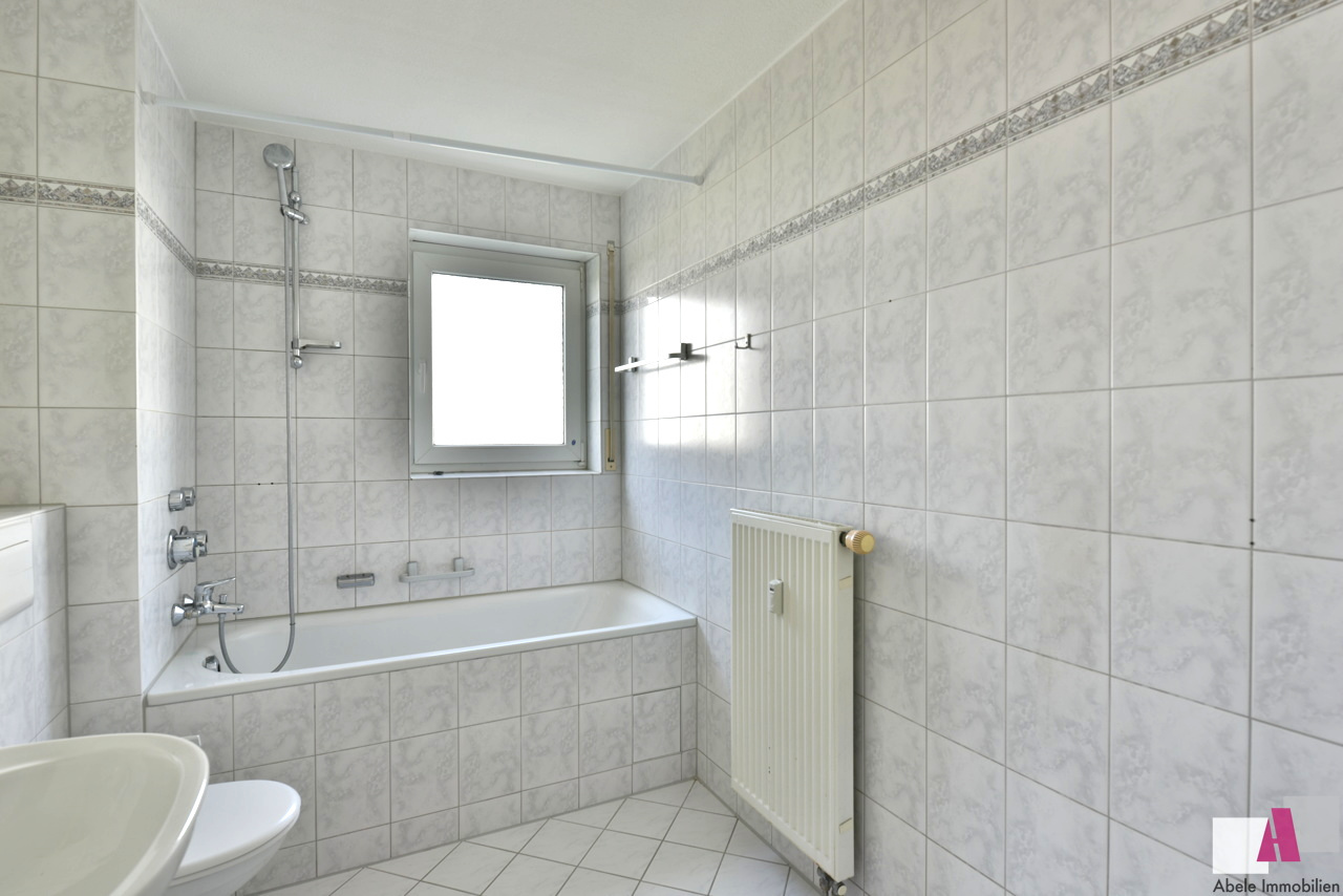 Badezimmer mit Tageslichtfenster