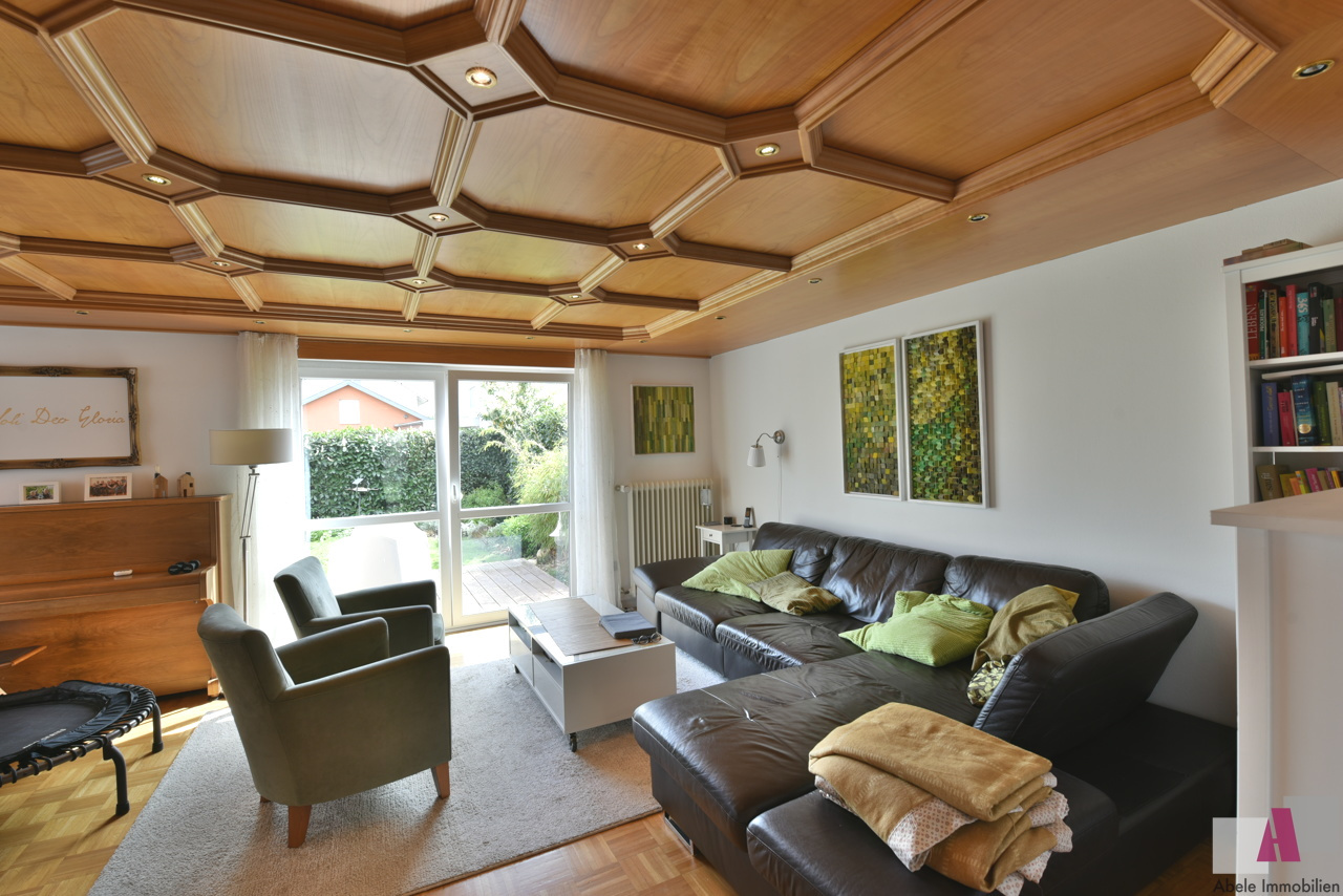 Wohnzimmer mit Zugang zum Garten