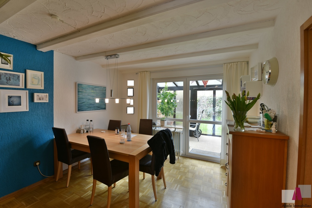 Esszimmer mit Zugang zum Wintergarten