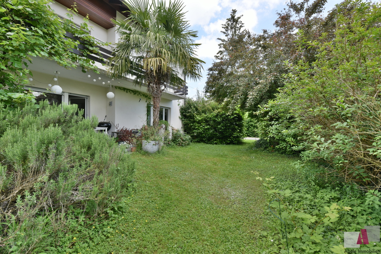 Garten mit Blick zum Haus