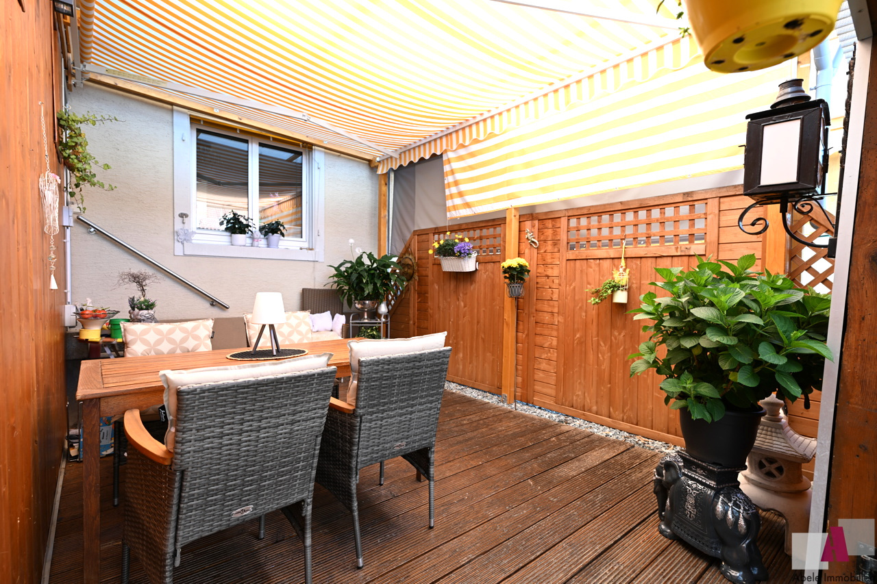 schöne Terrasse mit Pergola