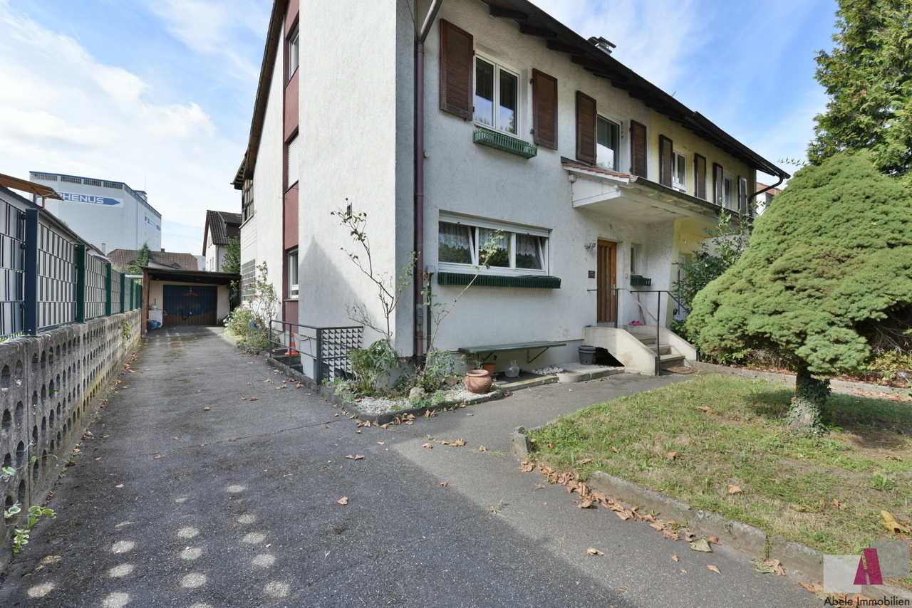 Hausansicht mit Hofeinfahrt