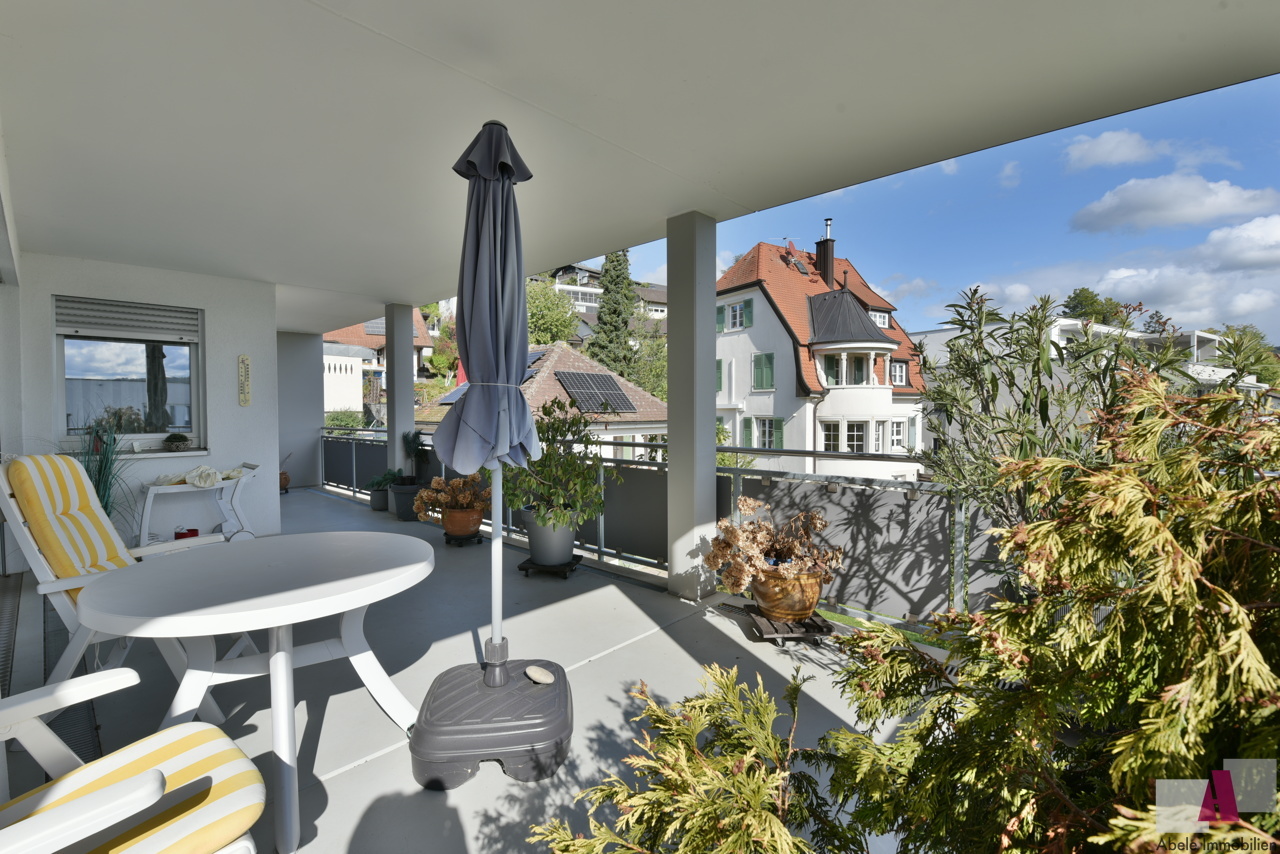 Großer und sonniger Balkon