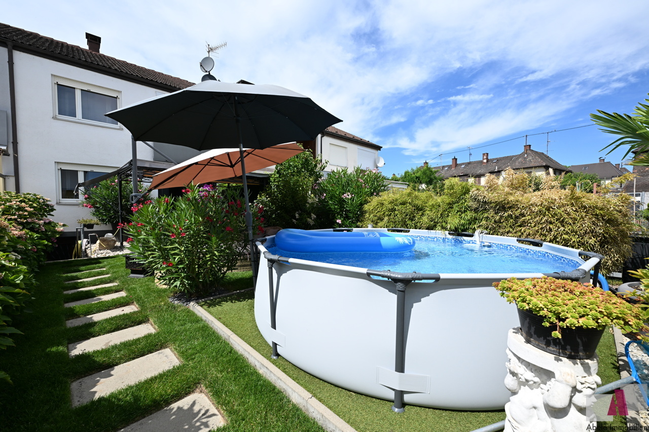 Schön angelegter Garten mit Pool