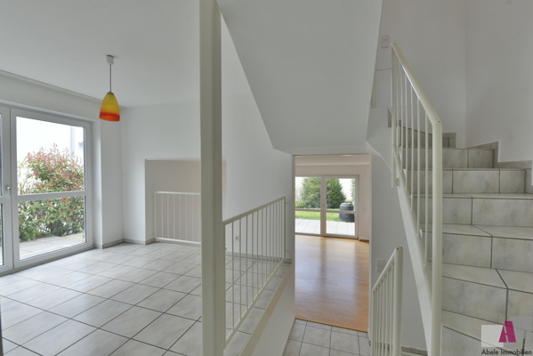 Blick zum Essbereich und zum Wohnzimmer