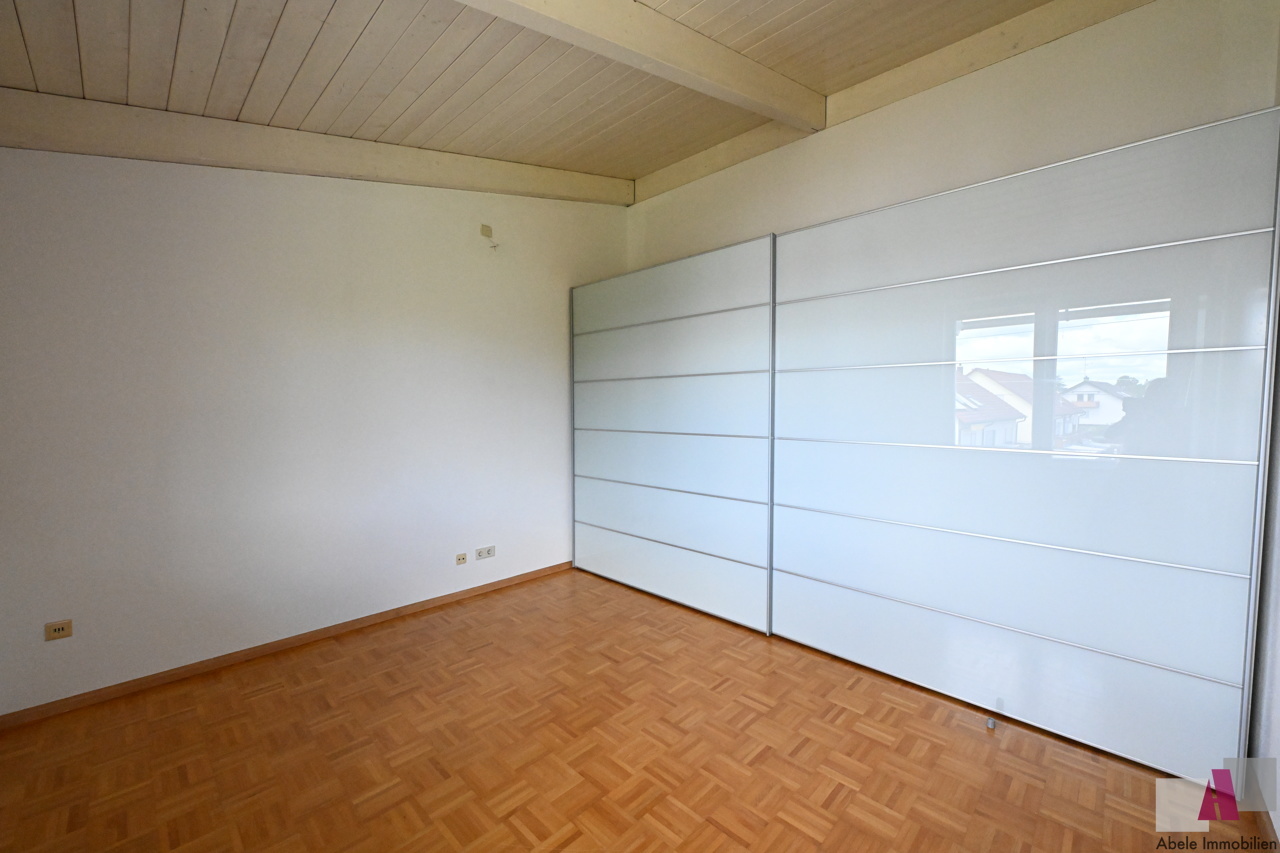 Zimmer 1 DG mit großem Einbauschrank