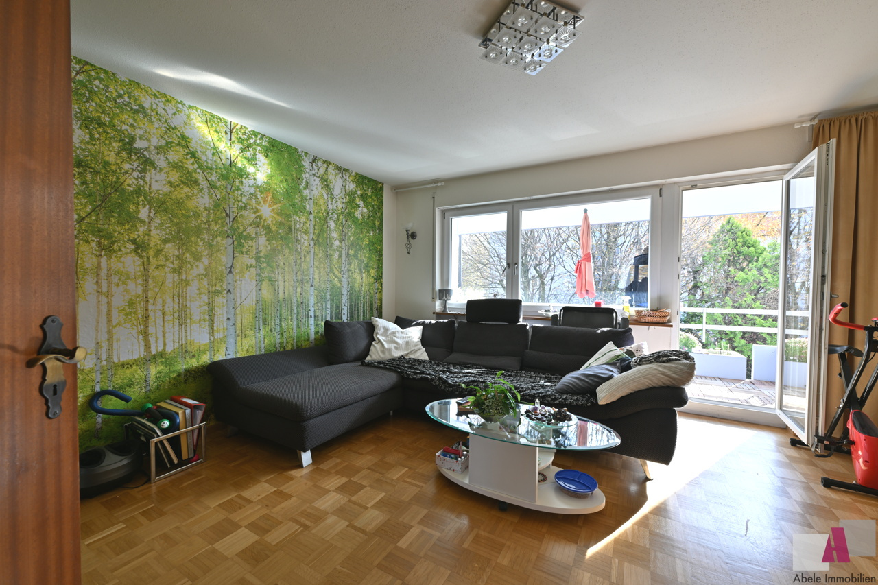 Wohnzimmer mit Balkonzugang