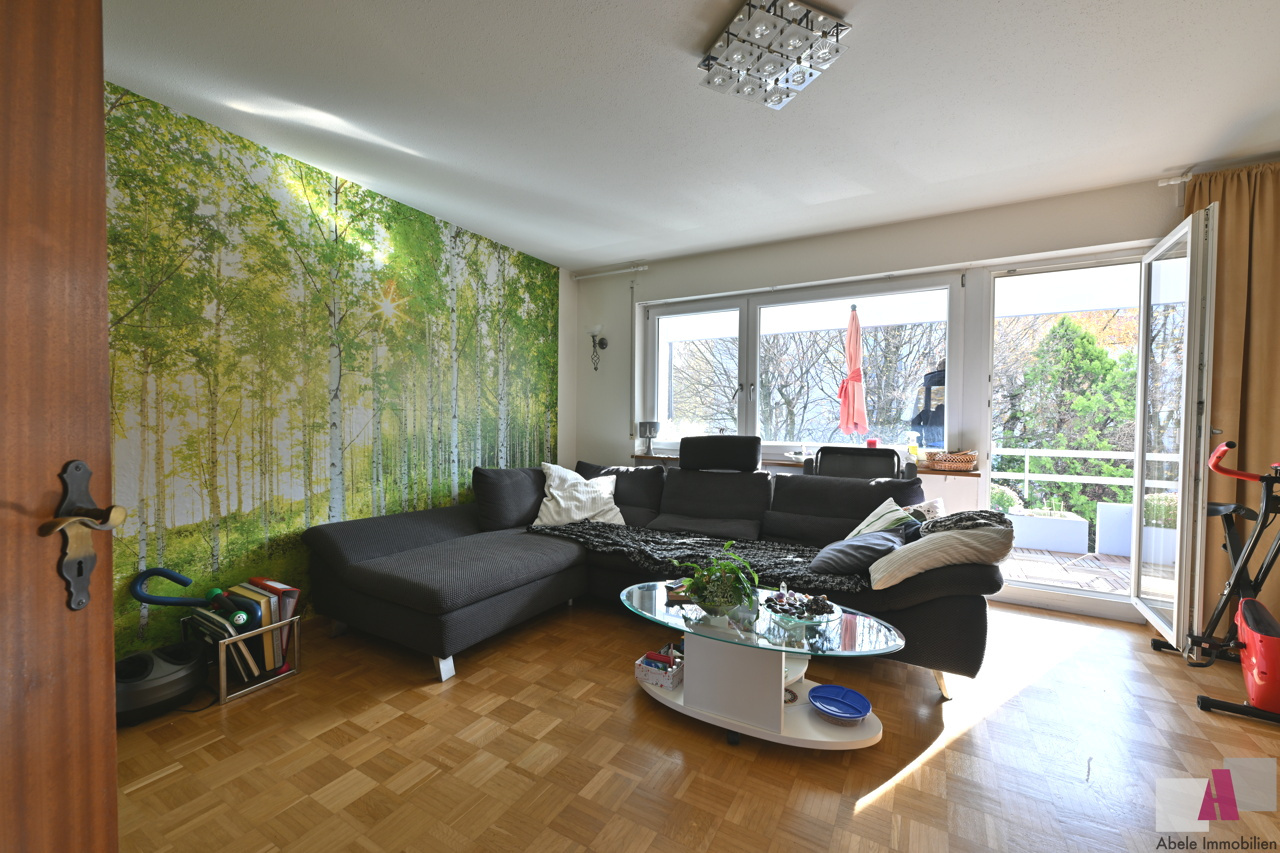 Wohnzimmer mit Balkonzugang