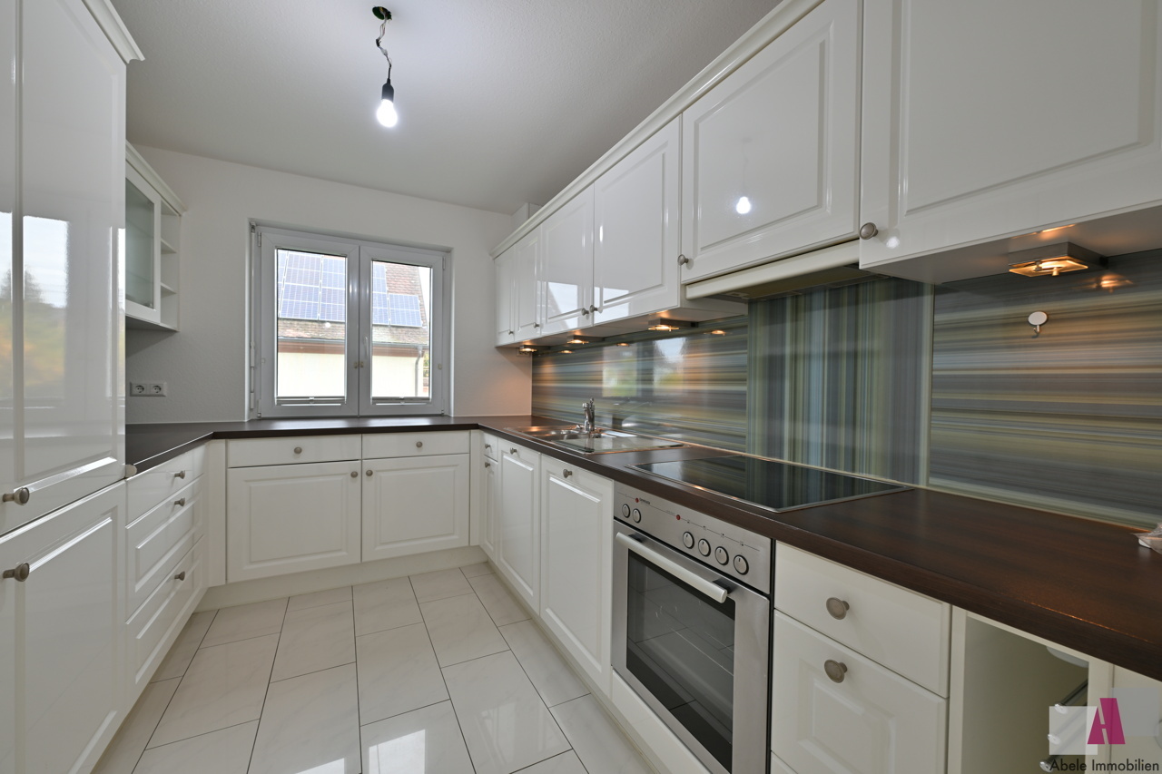 Küche mit moderner Einbauküche