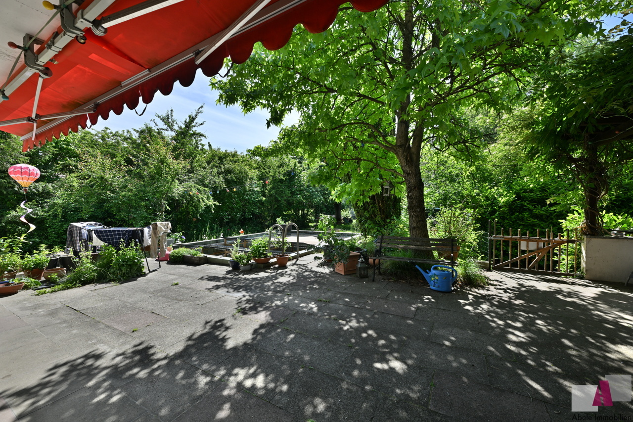 Terrasse mit Blick zum Pool (stillgelegt)
