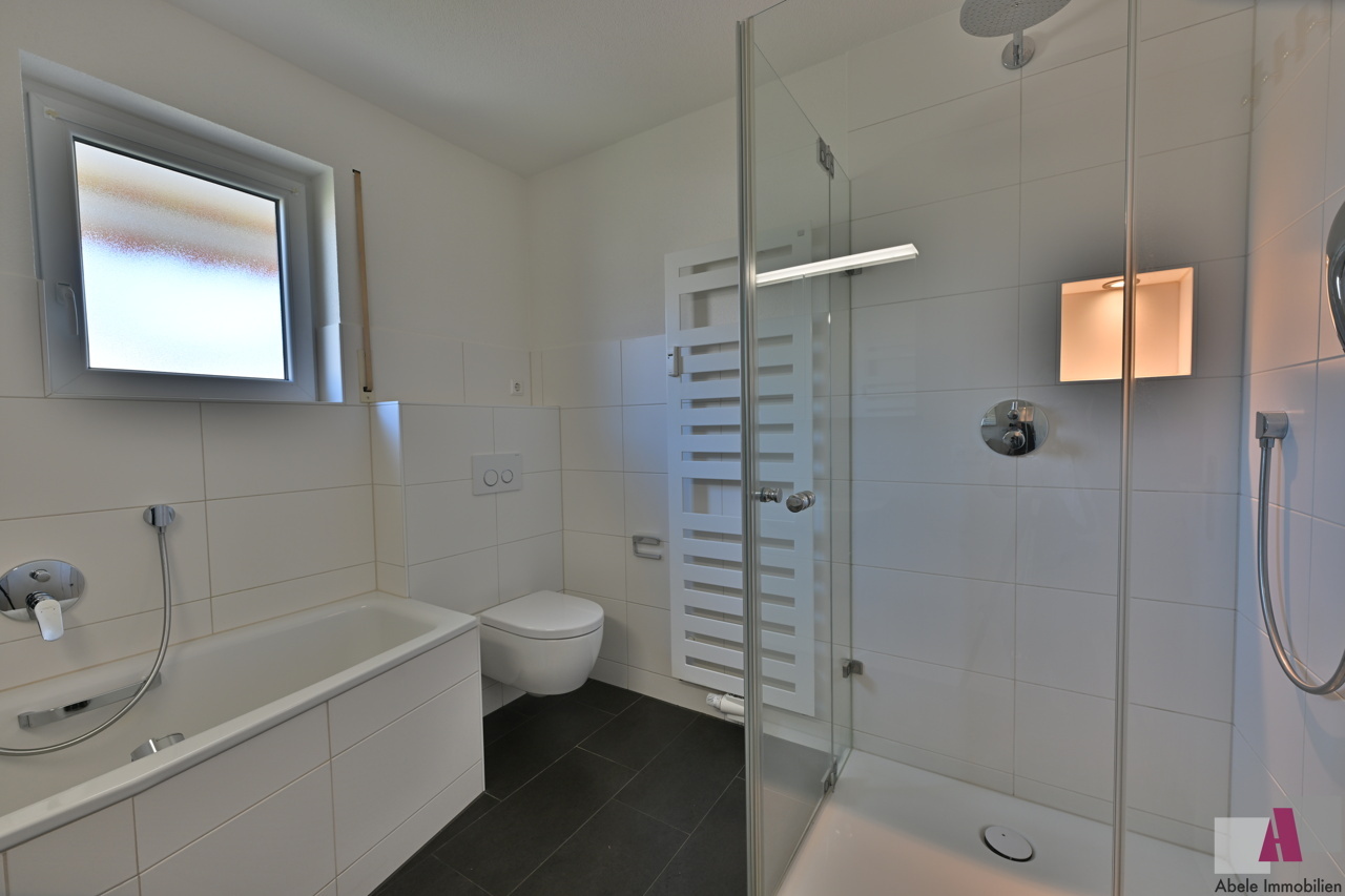 Badezimmer mit Badewanne und Dusche