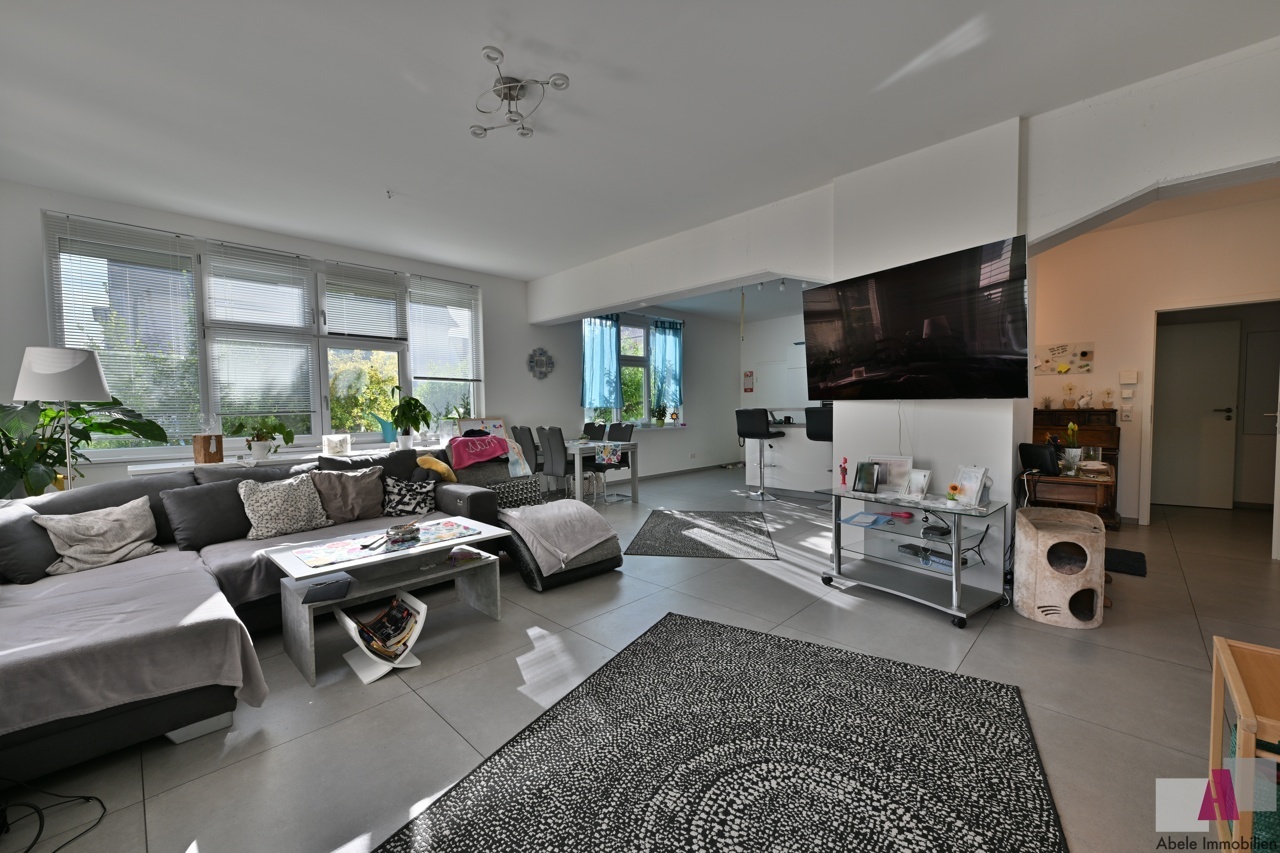 großzügiges Wohnzimmer