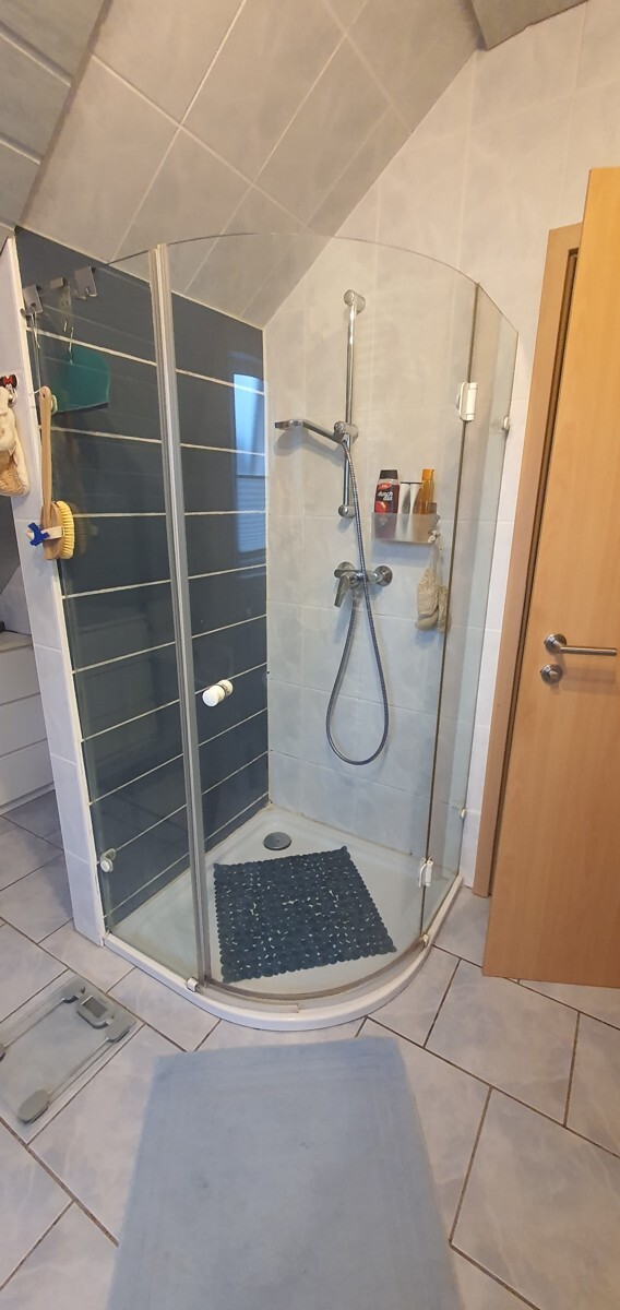 TGL-Bad mit Dusche & Wanne