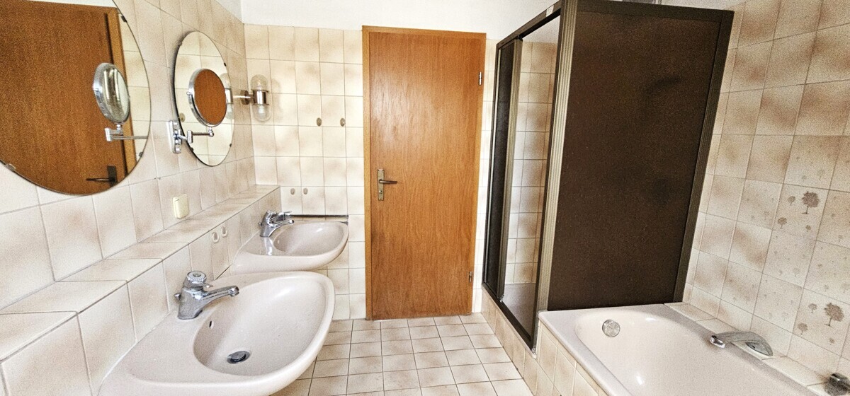 TGL-Bad mit Wanne & Dusche