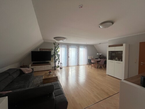 Wohnbereich - rechts Teilansicht offene Küche